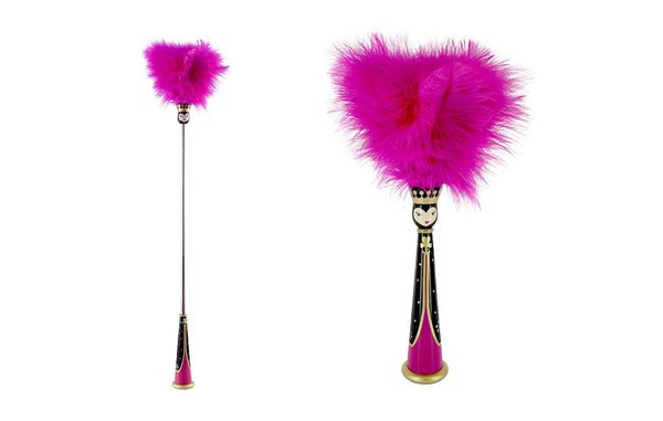 Son manche télescopique permet d’accéder à des endroits difficilement accessibles. En acier inoxydable, plastique ABS, plumes d’autruche et de dinde, rose ou bleu (diamètre 5,3 cm x H 36 cm). Modèle Toupet Or Not Toupet, création Créa Créa pour Pylones, 19 €.