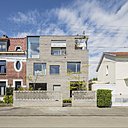 La brique, matériau traditionnel du Nord, est ici revisitée pour donner un accent de modernité au projet. Côté rue, la façade de 9 mètres de long s’habille d’une multitude de menuiseries aluminium Soleal 65. Des grandes fenêtres fixes et des plus petites ouvertures dessinent un jeu de géométrie libre.