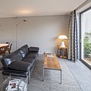 Dans cette maison familiale conçue pour 5 personnes, les espaces de vie, séjour-salon et cuisine sont aménagés au rez-de-chaussée.