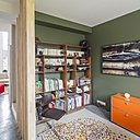 Un mur peint sculpte l’espace dans le coin bibliothèque.