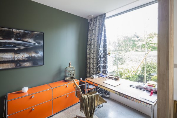 Coin bureau donnant sur le jardin.