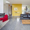 Au rez-de-chaussée, une pièce de vie ouverte ponctuée de touches de couleur.