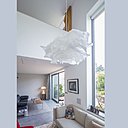 Le premier étage accueille les chambres des enfants, la salle de bains et un espace jeu pour les trois filles en mezzanine.