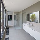 La salle de bains au design épuré donne sur une terrasse privative.