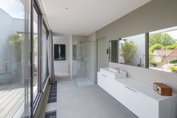 La salle de bains au design épuré donne sur une terrasse privative.