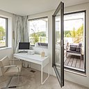 La suite parentale s’ouvre côté chambre et salle de bains sur une terrasse qui prolonge l’espace intérieur.