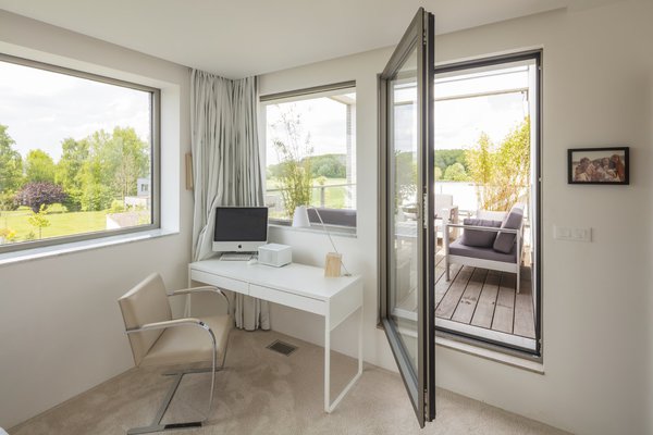 La suite parentale s’ouvre côté chambre et salle de bains sur une terrasse qui prolonge l’espace intérieur.