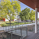 La cour plantée, vue depuis le bâtiment de la vie scolaire.