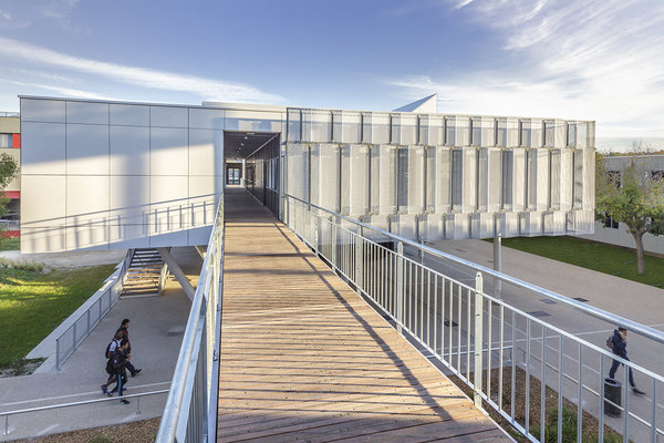 Passerelle de liaison entre le bâtiment d’accueil et le CDI.