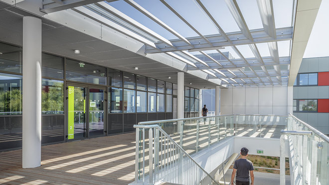 Vue de la terrasse ombragée qui donne accès au CDI.