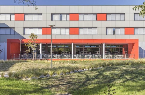 La terrasse du restaurant insérée dans un cadre rouge.