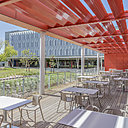 La terrasse du restaurant s’ouvre au sud sur la cour plantée.