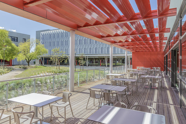 La terrasse du restaurant s’ouvre au sud sur la cour plantée.