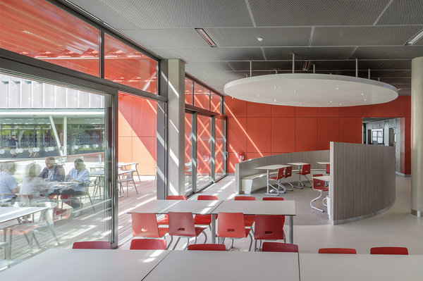 Des petits « îlots » ovoïdes créent des zones d’intimité pour se regrouper par affinités dans la salle de restaurant.