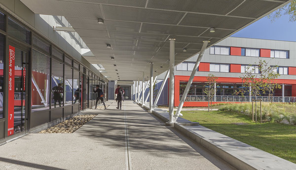 La galerie couverte permet l’accès aux salles d’activité et à la salle de musculation.