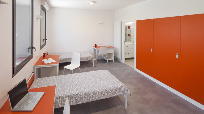 Dans l’internat, les chambres des élèves offrent le même code couleur et du mobilier fonctionnel.