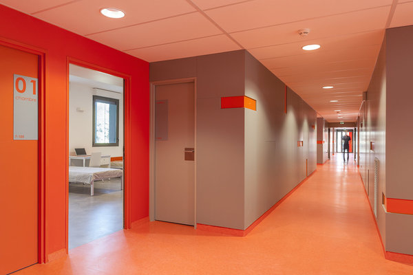 L’élargissement du couloir marque l’accès au groupe de 4 chambres.