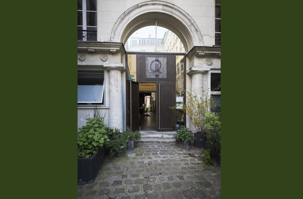 La porte discrète de chez Qee.