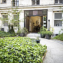 Qee se trouve au fond d’un cours au calme !