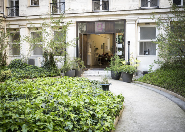 Qee se trouve au fond d’un cours au calme !