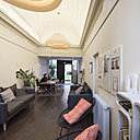 L’entrée lumineuse et calme de Qee où l’on peut attendre avant un cours ou un massage.