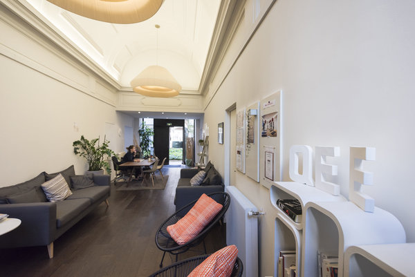 L’entrée lumineuse et calme de Qee où l’on peut attendre avant un cours ou un massage.