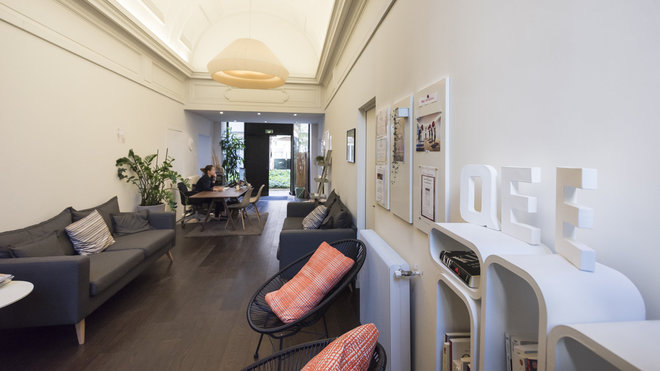 L’entrée lumineuse et calme de Qee où l’on peut attendre avant un cours ou un massage.