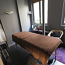 Une des salles pour les massages, ambiance élégante et intimiste.