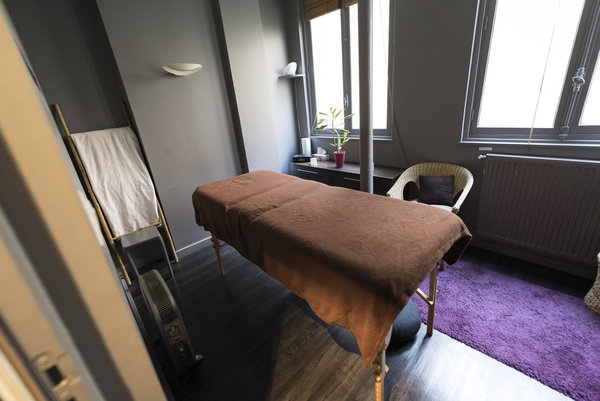 Une des salles pour les massages, ambiance élégante et intimiste.