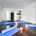 Une salle lumineuse pour le Pilates.