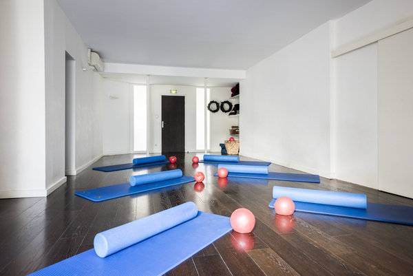 Une salle lumineuse pour le Pilates.