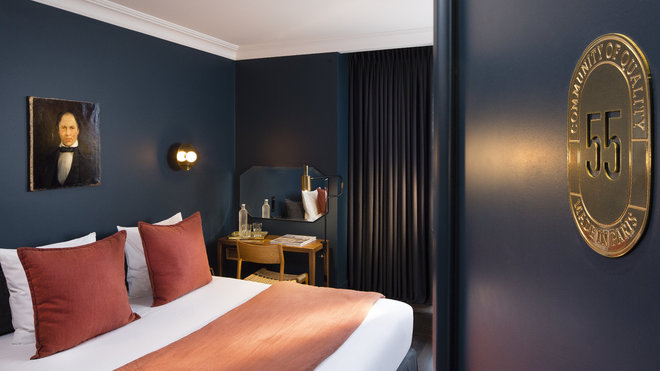 Imaginée par les architectes Pauline d’Hoop et Delphine Sauvaget, la décoration des chambres du C.O.Q. est urbaine et chaleureuse.