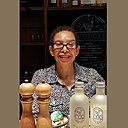 Le sourire de Christiane ! En fin de journée, le  C.O.Q. vous accueille près d’une cheminée, dans un jardin d’hiver, sous une couverture, pour moment de dé »tente un verre à la main.