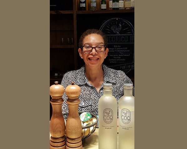 Le sourire de Christiane ! En fin de journée, le  C.O.Q. vous accueille près d’une cheminée, dans un jardin d’hiver, sous une couverture, pour moment de dé »tente un verre à la main.