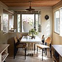 Dans la cuisine, table conçue par Rudolf Michael Schindler. Chaises Standard créées par Jean Prouvé en 1934.