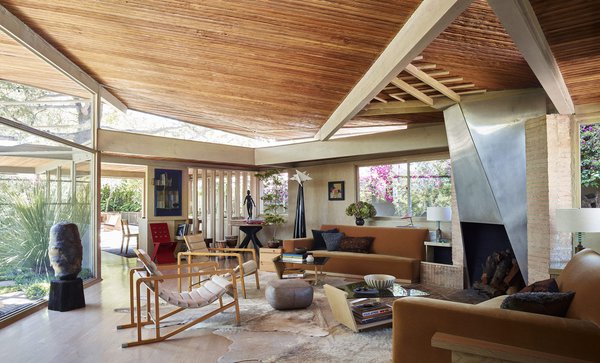 Salon de la maison Schindler avec canapé asymétrique et tables basses créées par Rudolf Michael Schindler. Fauteuils Transat, créés par Eileen Gray en 1926-29.