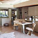 Chaises et tables d’appoint dessinées par Rudolf Michael Schindler caractérisées par des lignes géométriques obliques affirmées.