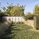 Le jardin architecturé joue avec le dessin de la maison.