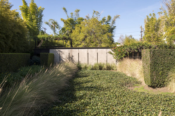 Le jardin architecturé joue avec le dessin de la maison.