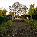 La maison basse et ouverte sur l’extérieur rappelle le plan des maisons japonaises qui furent aussi la source d’inspiration de l’architecte Frank Llloyd Wright.