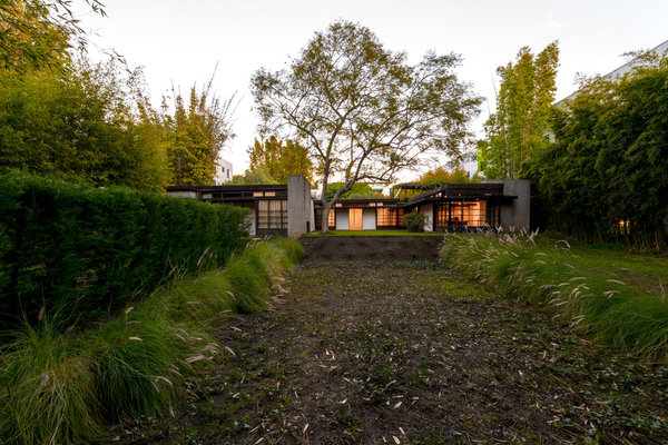 La maison basse et ouverte sur l’extérieur rappelle le plan des maisons japonaises qui furent aussi la source d’inspiration de l’architecte Frank Llloyd Wright.