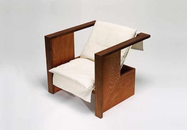 Réédition du siege RM Schindler Sling en séquoia brossé et toile. Edition Marmol Radzimer Furniture en exclusivité à la galerie parisienne Triode, specialisée dans le design américain de la Côte Ouest des Etats-Unis.