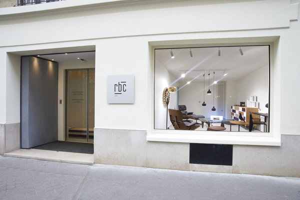 Le show-room offre une façade flanquée de deux nouvelles vitrines évènementielles. Celle-ci met en évidence les meubles iconiques de la marque Vitra et une commode de Gio Ponti rééditée par Molteni.