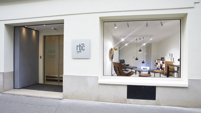 Le show-room offre une façade flanquée de deux nouvelles vitrines évènementielles. Celle-ci met en évidence les meubles iconiques de la marque Vitra et une commode de Gio Ponti rééditée par Molteni.