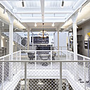 L’espace se déploie sur 3 niveaux et 260 m² entièrement repensés par Jean Nouvel, qui avait déjà conçu le show-room de Montpellier à l’image d’un vaisseau amiral.