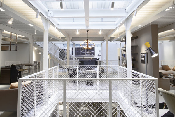 L’espace se déploie sur 3 niveaux et 260 m² entièrement repensés par Jean Nouvel, qui avait déjà conçu le show-room de Montpellier à l’image d’un vaisseau amiral.