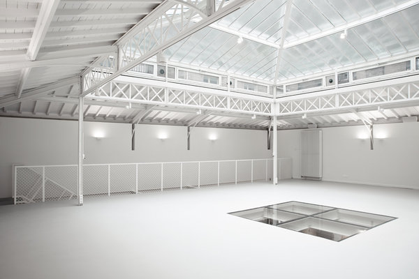 Au niveau supérieur, un plan libre de 170 m² sous une verrière accueille tout au long de l’année des expositions ouvertes au grand public pour faire découvrir au plus grand nombre la culture du design.