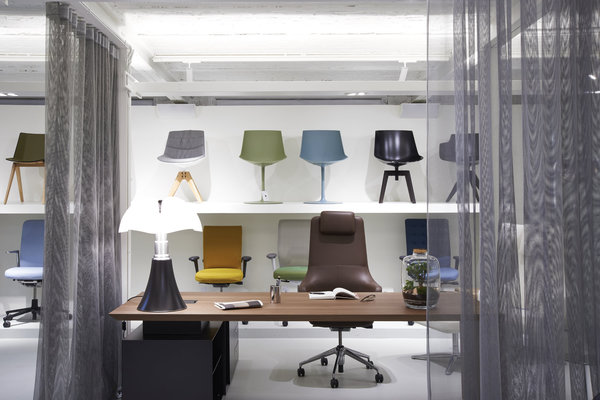 Les étagères de présentation en double hauteur exploitent de façon optimale les volumes verticaux.