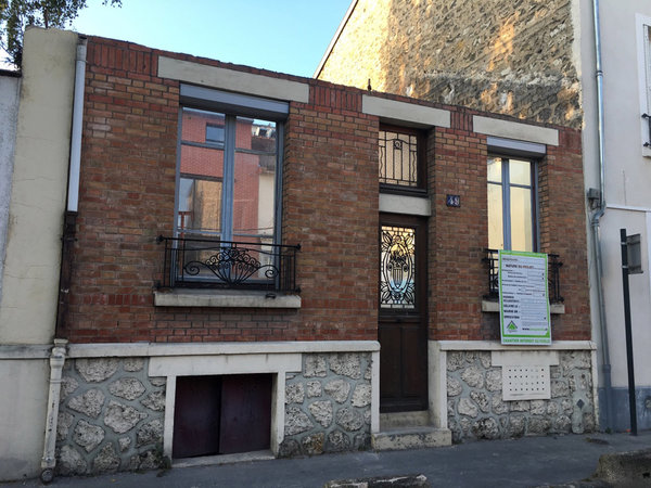 La maison d’origine, un pavillon ordinaire de banlieue, avec soubassement en pierre de meulière.