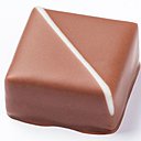 Jasmin-fruité : ganache lait à l’infusion de jasmin sur gelée de mangue vanillée.